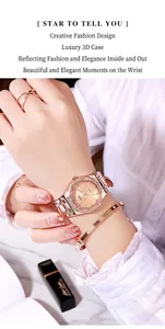 Gros plan sur la montre quadrillée or rose avec lunette sertie de diamants et bracelet