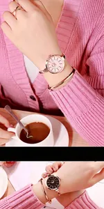 Dettaglio orologio a bracciale in oro rosa con quadrante rosa e nero al polso donna