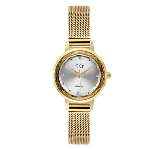 Dettaglio dell'orologio GEDI da donna con cinturino a maglia dorata e lunetta sfaccettata