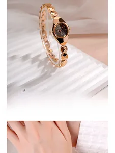 Gros plan détaillé d'une montre à quartz rose doré avec un bracelet à maillons ronds