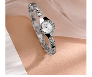 Détail d'une montre bracelet GEDI argentée avec des maillons géométriques à facettes