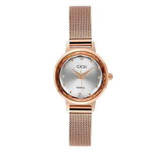 Dettaglio orologio in maglia oro rosa con vetro sfaccettato e indici con strass fini