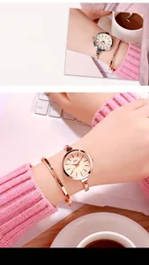Dettaglio dell'orologio da donna in oro rosa con quadrante minimalista e set bracciale