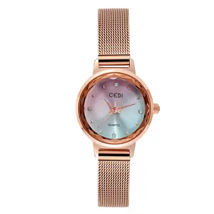 Dettaglio macro del cinturino in maglia oro rosa e quadrante sfumato su questo orologio