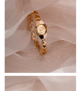 Détails d'une montre à quartz en or rose avec boîtier géométrique et bracelet gourmette