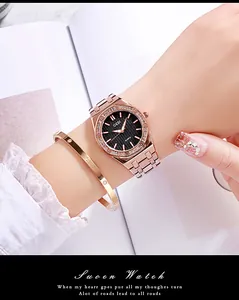 Gros plan sur une montre de luxe or rose avec lunette strass et cadran texturé