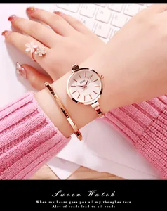 Orologio al quarzo oro rosa con bracciale abbinato in un ambiente da ufficio