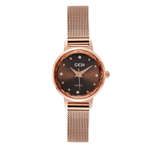 Dettaglio dell'orologio GEDI oro rosa con quadrante marrone e indici in cristallo