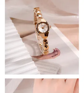 Détail d'une montre à quartz or rose avec boîtier géométrique et bracelet à facettes