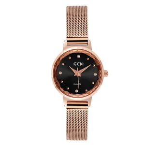 Dettaglio del cinturino in maglia d'acciaio oro rosa e del quadrante nero con vetro