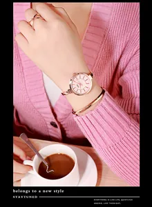 Elegante orologio da donna in oro rosa con quadrante rosa e gioielli abbinati in stile vita