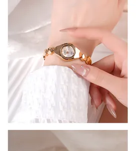 Gros plan d'une montre GEDI à quartz en or rose avec boîtier géométrique au poignet