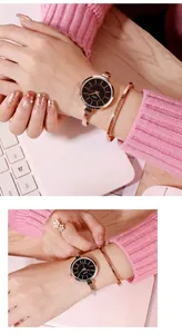 Dettaglio dell'orologio GEDI da donna con bracciale in oro rosa abbinato al polso