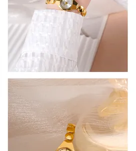 Détail de la montre à quartz GEDI dorée avec boîtier géométrique et bracelet gourmette