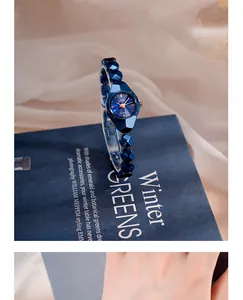 Détail de la montre quartz GEDI avec bracelet facetté bleu et cadran au style de pierre