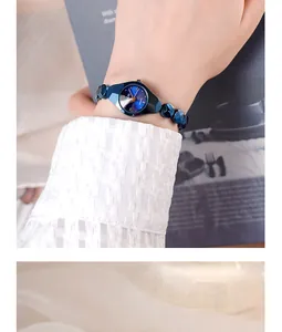 Gros plan d'une montre à quartz pour femme avec cadran bleu foncé et boîtier poli
