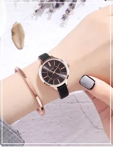 Nahaufnahme einer minimalistischen schwarzen Quarzuhr mit Roségold-Markierungen am Handgelenk