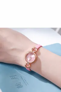 Détail du bracelet en cuir rose et boîtier en or rose serti de cristaux pour femme