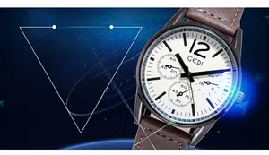 Détail de la montre à quartz GEDI avec effet bleu sur cadran blanc et bracelet en cuir