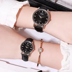 Elegante orologio al quarzo in pelle nera con cristalli e bracciale rigido dorato aperto