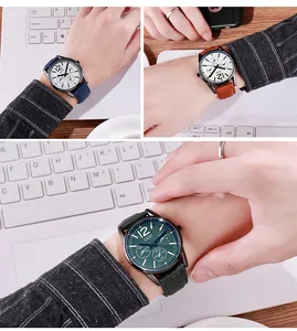 Montre homme avec bracelet en cuir en bleu, marron et vert dans un cadre professionnel