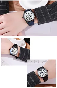 Gros plan de la montre GEDI pour hommes avec bracelet en cuir sur un bureau de bureau