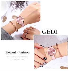 Nahaufnahme der roségoldenen Damenuhr mit Lederarmband und passendem Schmuckset