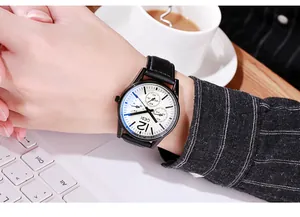 Montre homme en cuir avec cadran blanc présentée dans un style de vie urbain moderne