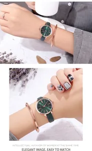 Nahaufnahme einer grünen Quarzuhr mit Roségold-Armband und Ring am Handgelenk