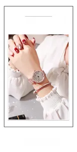 Gros plan sur un ensemble montre et bracelet pour femme en or rose serti de cristaux