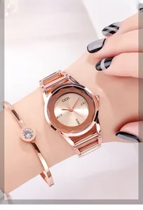 Dettaglio dell orologio da donna in oro rosa con indici in strass e bracciale in metallo coordinato