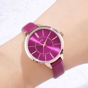 Elegante Damenquarzuhr mit lila Zifferblatt, roségoldenem Gehäuse und Lederarmband am Handgelenk