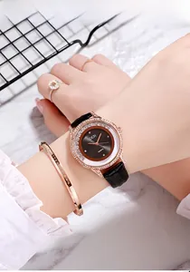 Gros plan d'une montre de luxe pour femme avec lunette en diamant et bracelet en cuir