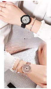 Gros plan d'un coffret montre de luxe pour femme serti de diamants avec bracelet et bague