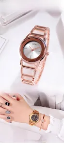 Dettaglio orologio in oro rosa con quadrante in vetro sfaccettato e scala di cristallo
