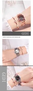 Dettaglio orologio donna oro rosa con lunetta sfaccettata e bracciale di cristalli
