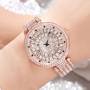 Montre luxe femme or rose avec cadran pavé de cristaux et bracelet brillant diamants