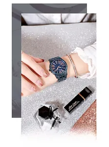 Damenarmbanduhr mit blauem Sternenhimmel-Zifferblatt und glitzernden Kristallen am Handgelenk