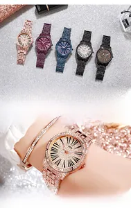 Detailansicht der Luxus-Quarzuhr mit Strass-Lünette und römischer Ziffernskala