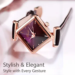 Dettaglio ravvicinato di un orologio quadrato in oro rosa con quadrante viola e cinturino