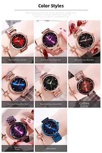 Dettaglio di orologi al quarzo da donna colorati con indici in strass e cinturini in acciaio