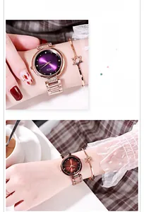 Dettaglio di orologi da donna in oro rosa con quadranti sfumati e lunette con strass