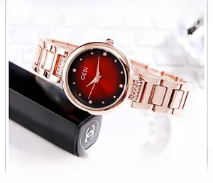 Dettaglio del cinturino in acciaio oro rosa e lunetta diamantata di un orologio GEDI