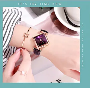 Dettaglio dell'elegante orologio quadrato con cinturino in pelle viola e set di gioielli