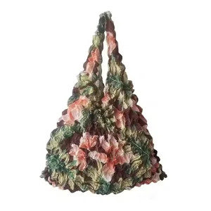 Detail der bunten floralen Bubble-Falten-Textur dieser dehnbaren Magic-Einkaufstasche