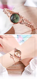 Vue macro d'une montre femme en or rose avec bracelet strass et cadran vert émeraude
