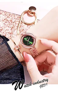 Gros plan sur la montre en or rose avec cadran vert et bracelet étoile assorti