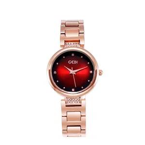 Elegante orologio da donna in oro rosa con quadrante sfumato rosso e accenti di strass