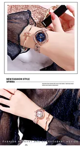 Gros plan sur une montre en or rose avec strass et ensemble de bijoux assortis