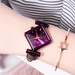 Orologio elegante da donna con quadrante viola, cinturino in pelle e bracciale a stella